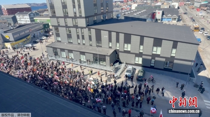 资料图：当地时间5月21日，美国在格陵兰岛首府努克的领事馆新址举行开馆仪式，格陵兰岛当地民众在美领事馆新址外举行抗议活动。（视频截图）