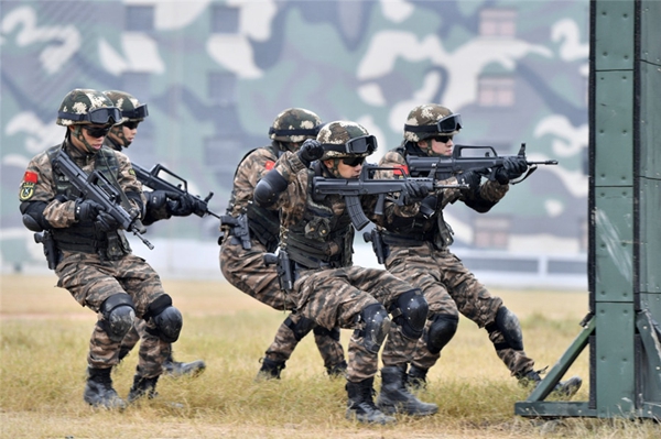 1月7日,武警福建总队机动支队特战大队官兵在小队战术训练中交替掩护