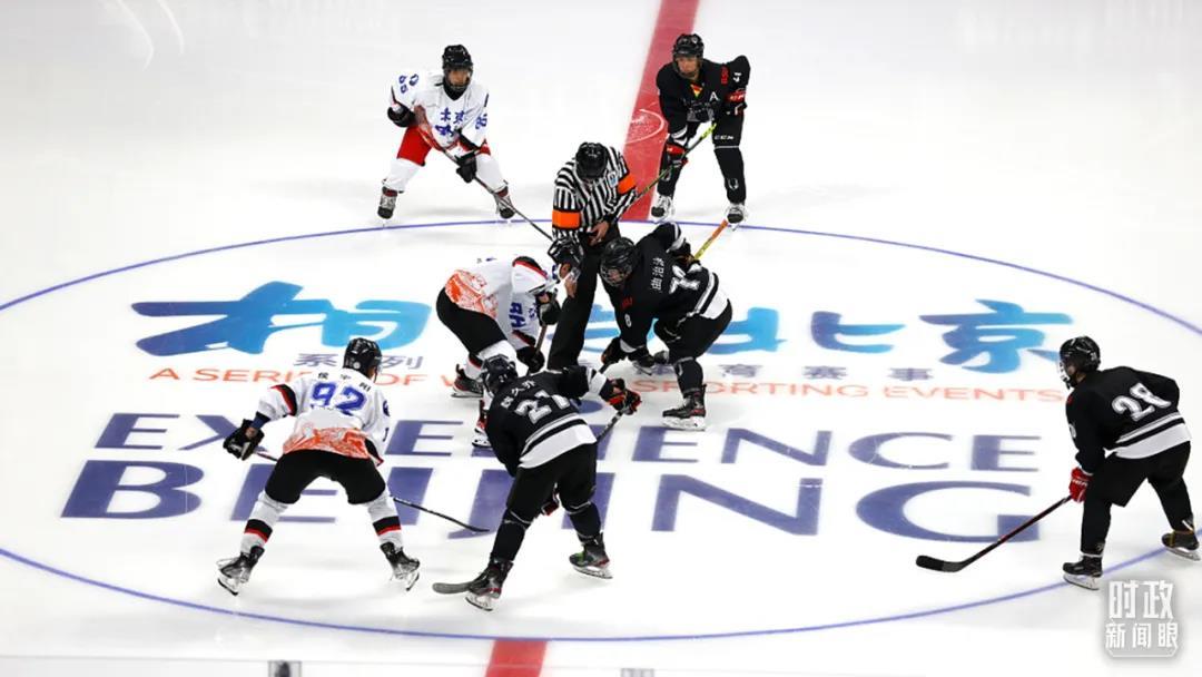 2021年11月，&ldquo;相约北京&rdquo;冰球国内测试活动在北京五棵松体育中心进行。（图/视觉中国）