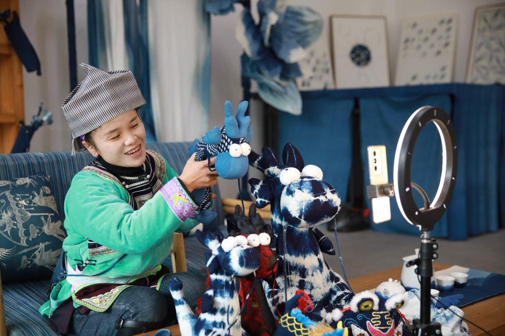 △2024年1月30日,贵州黔东南州榕江县青于蓝蓝染艺术中心内,绣娘在直播带货。 △2024年1月30日,贵州黔东南州榕江县青于蓝蓝染艺术中心内,绣娘在直播带货。