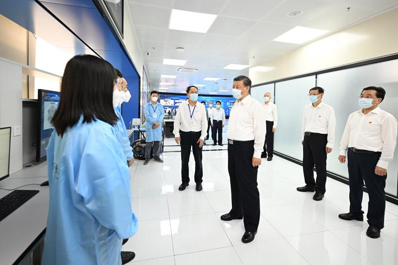 △2023年7月6日,习近平总书记在江苏南京市考察紫金山实验室时,同科研人员亲切交流。 △2023年7月6日,习近平总书记在江苏南京市考察紫金山实验室时,同科研人员亲切交流。