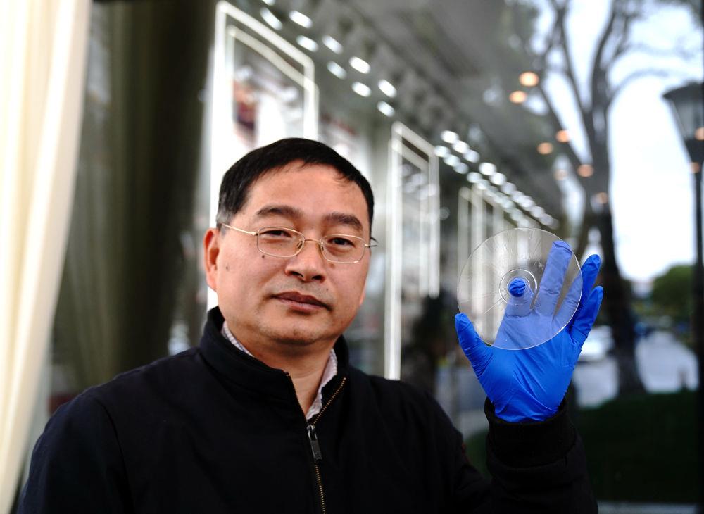 △2024年2月21日,上海光机所阮昊研究员展示“超级光盘”。 △2024年2月21日,上海光机所阮昊研究员展示“超级光盘”。