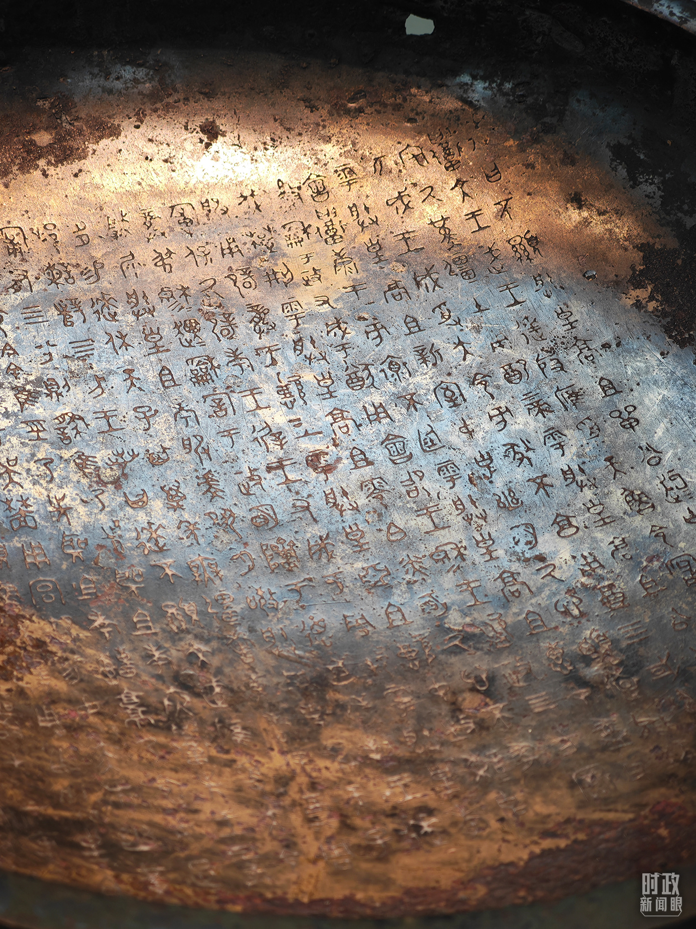 △ 宝鸡青铜器博物院内展陈&mdash;&mdash;逨盘。（总台央视记者丁欣、彭汉明拍摄）