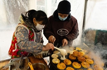 开往冰城的春运列车：背包客、归家人与守望者